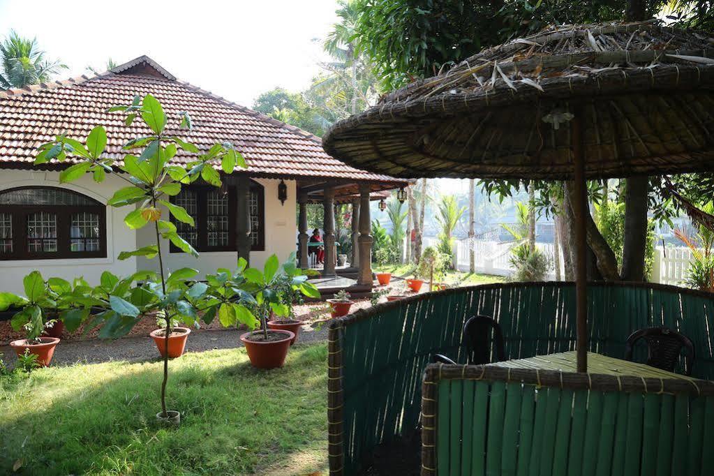Bamboo Lagoon Backwater Front Resort Alappuzha ภายนอก รูปภาพ