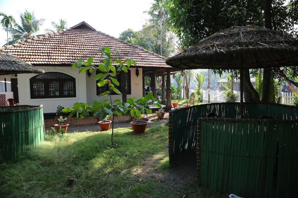 Bamboo Lagoon Backwater Front Resort Alappuzha ภายนอก รูปภาพ